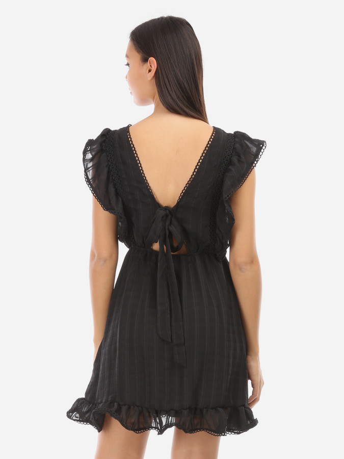 Robe noire à volants et à noeud dans le dos