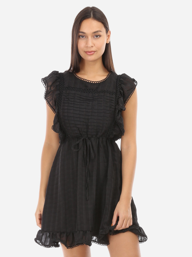 Robe noire à volants et à noeud dans le dos