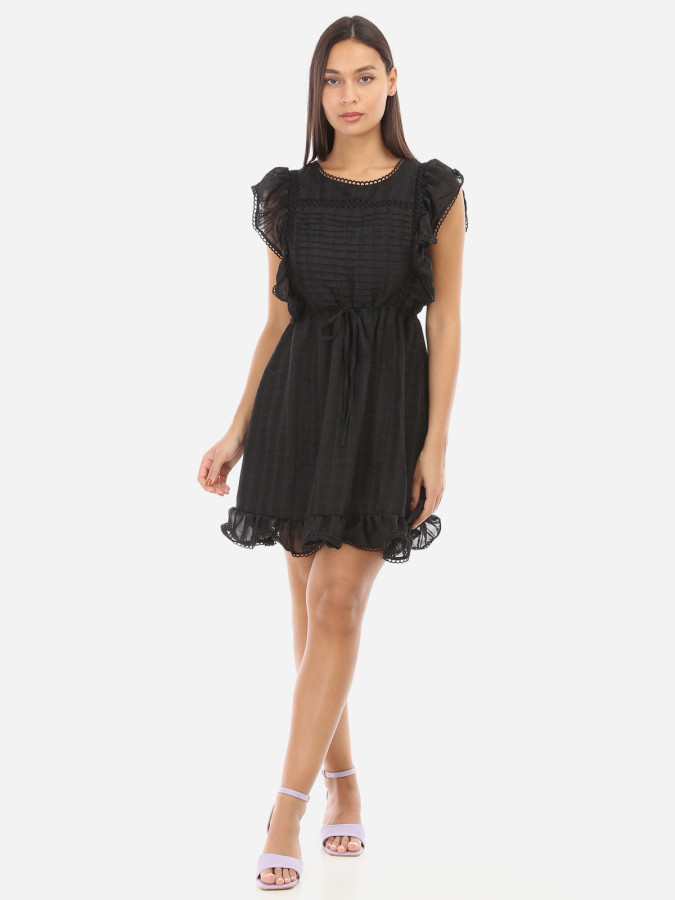 Robe noire à volants et à noeud dans le dos