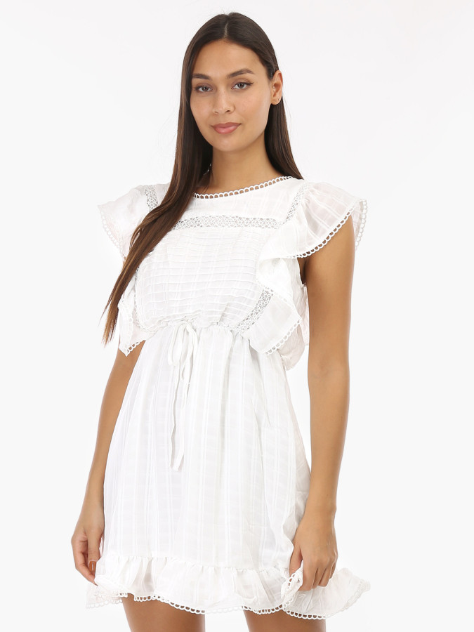 Robe blanche à volants et à noeud dans le dos