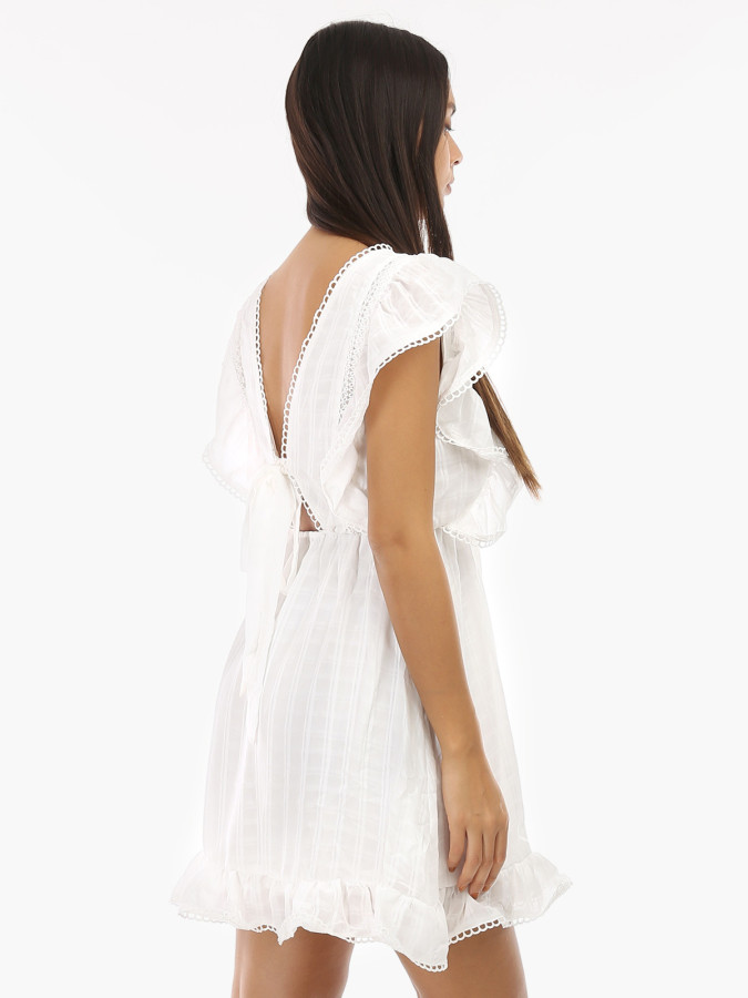 Robe blanche à volants et à noeud dans le dos