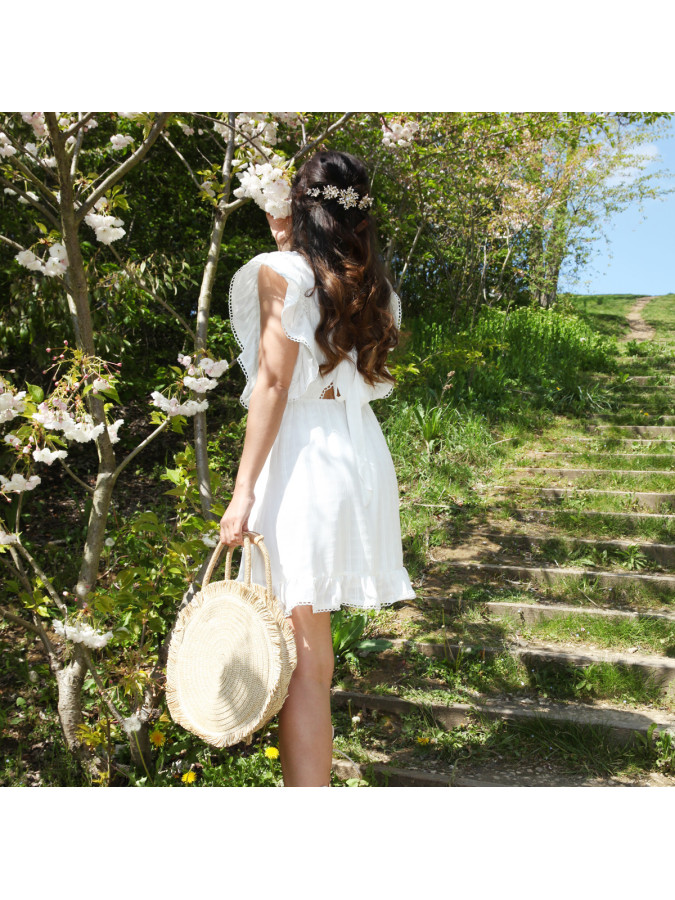 Robe blanche à volants et à noeud dans le dos