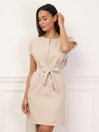 Robe beige avec ceinture à nouer et col fendu