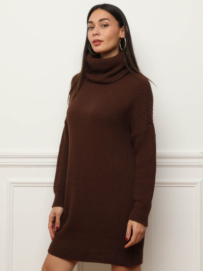 Robe pull courte marron à col roulé