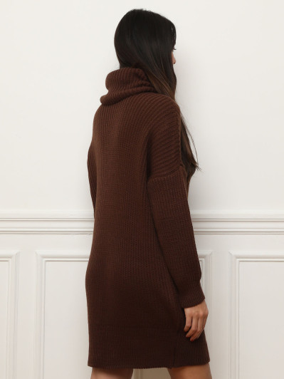 Robe pull courte marron à col roulé