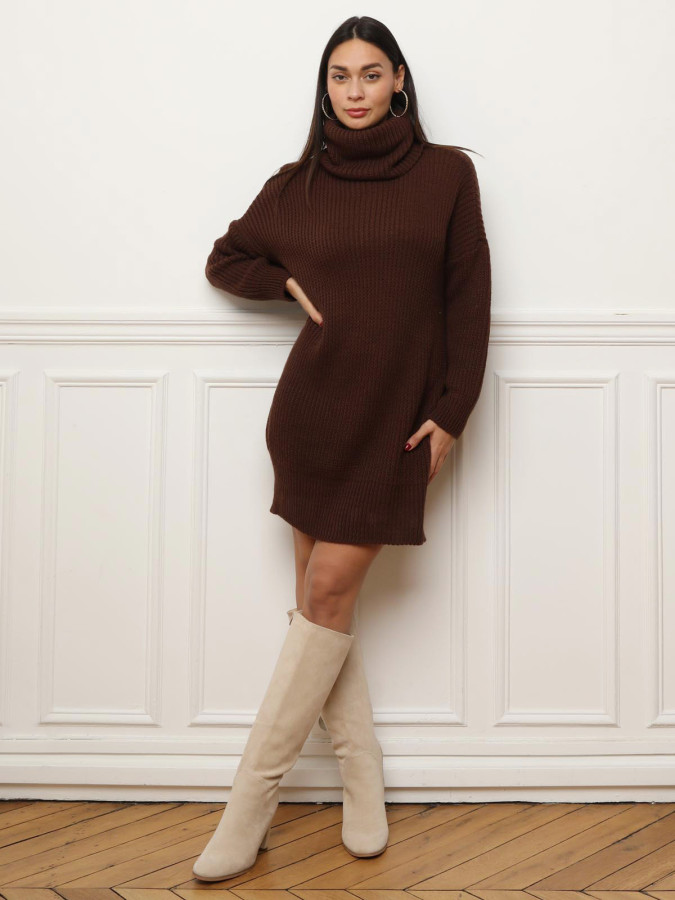 Robe pull courte marron à col roulé