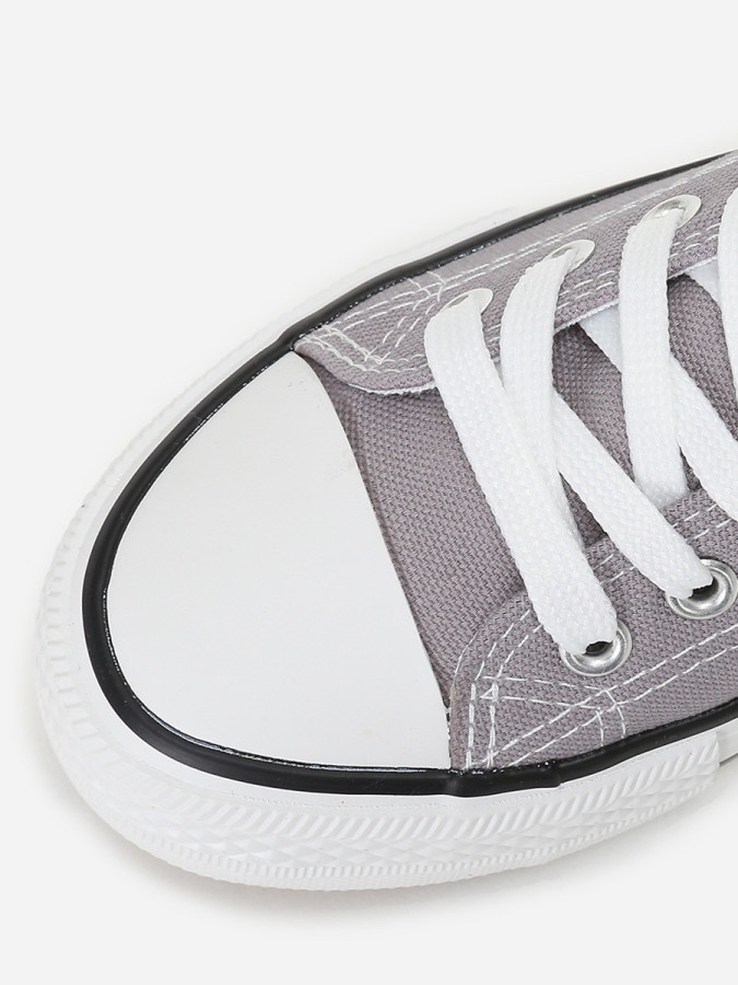 Tennis basses grises en toile