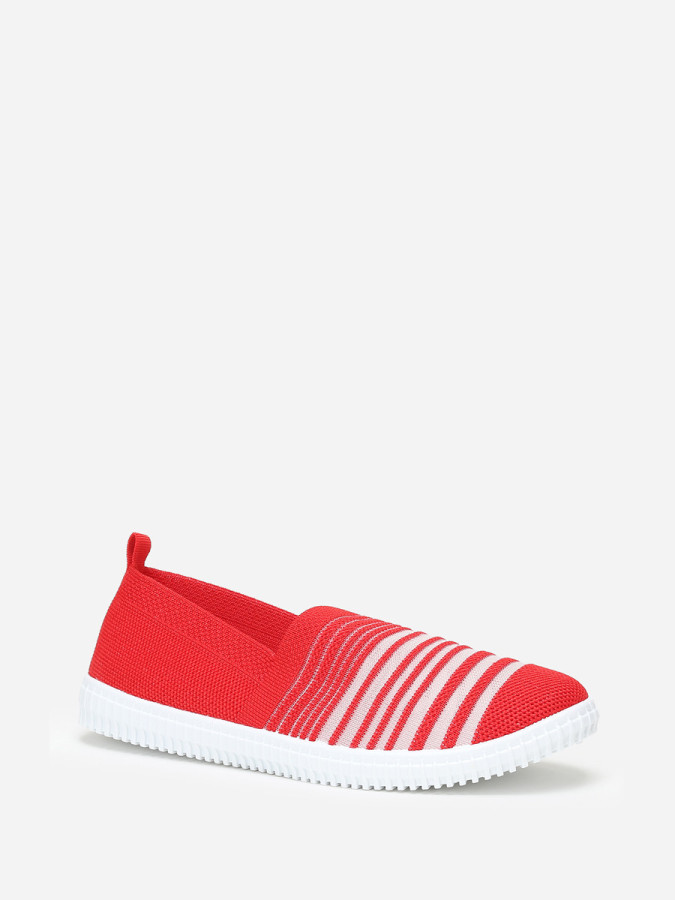 Baskets slip-on rouges en maille et effet transparent