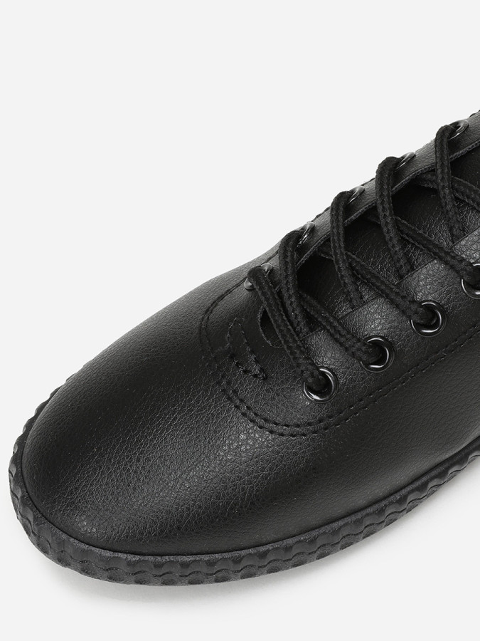 Tennis en simili noir avec semelle en relief