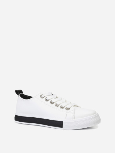 Baskets avec oeillets strassés