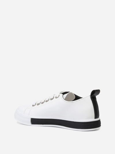 Baskets avec oeillets strassés