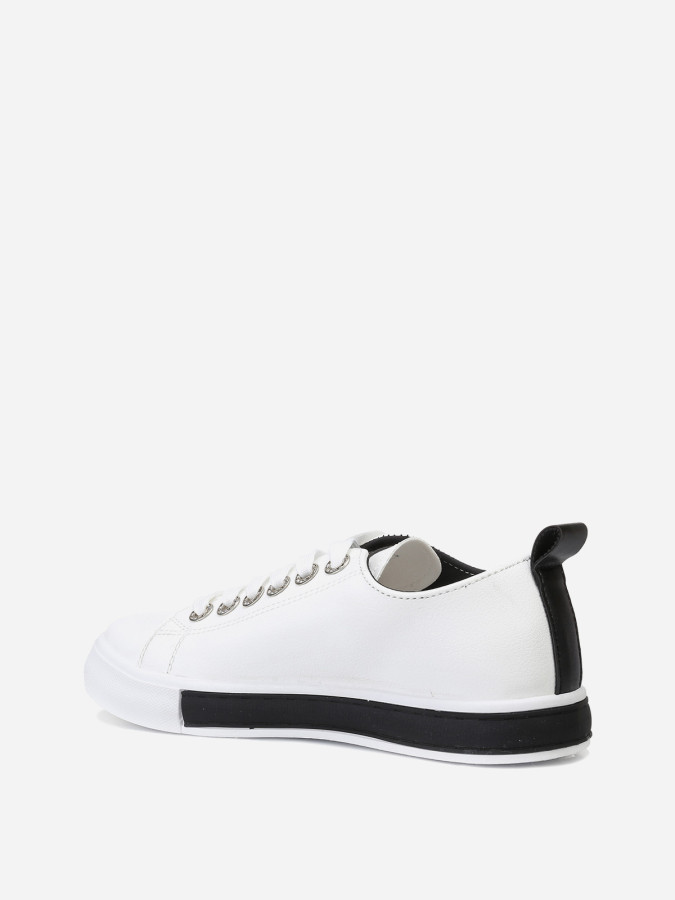 Baskets avec oeillets strassés