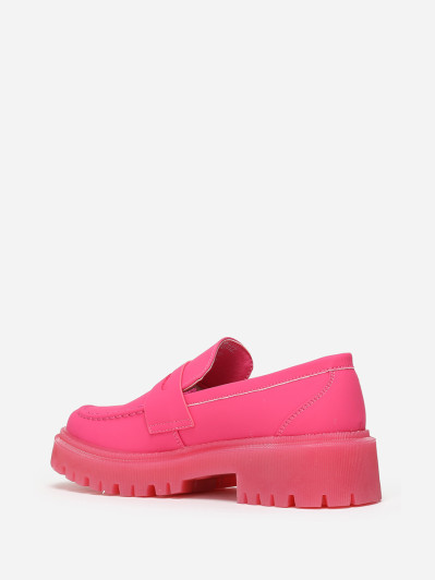 Mocassins mates fuchsia à semelle crantée