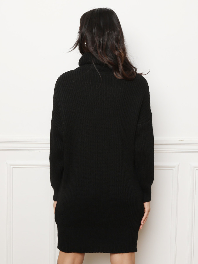 Robe pull courte noire à col roulé