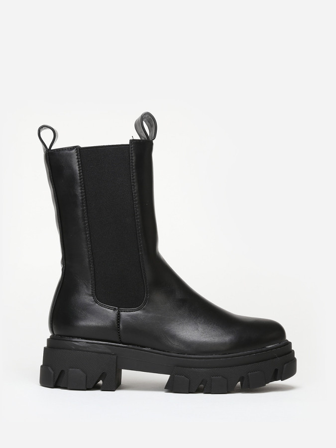 Bottines style chelsea noires à semelle crantée