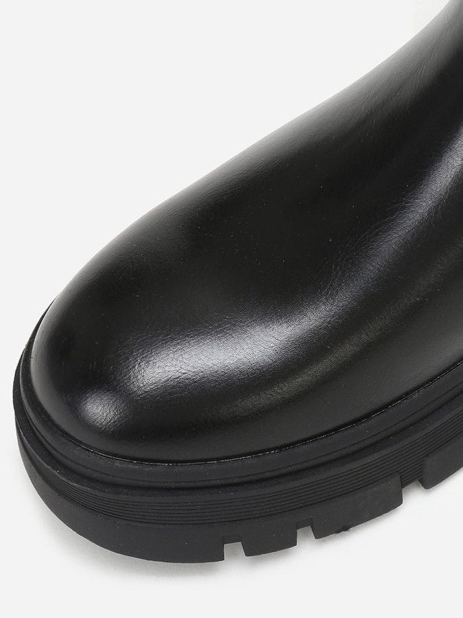 Bottines chelsea crantées en simili noir