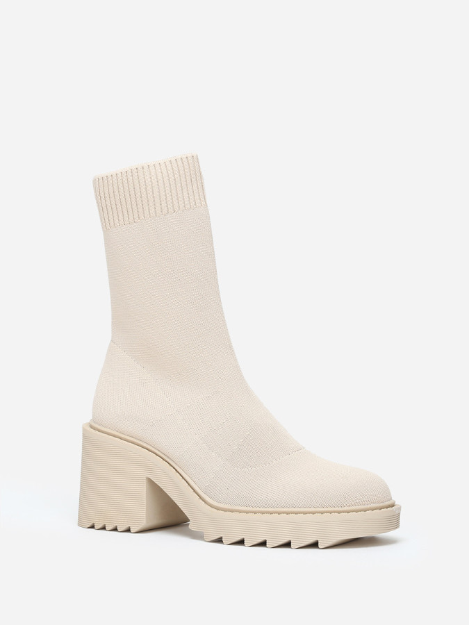 Bottines beiges en maille à semelle crantée