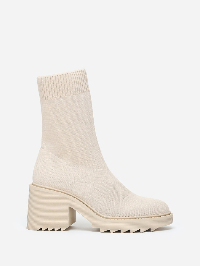 Bottines beiges en maille à semelle crantée