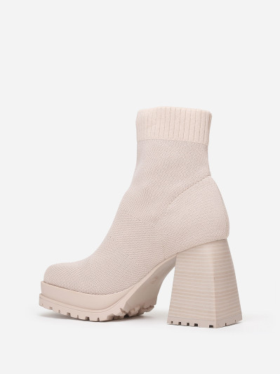 Bottines chaussettes beiges à talon trapèze