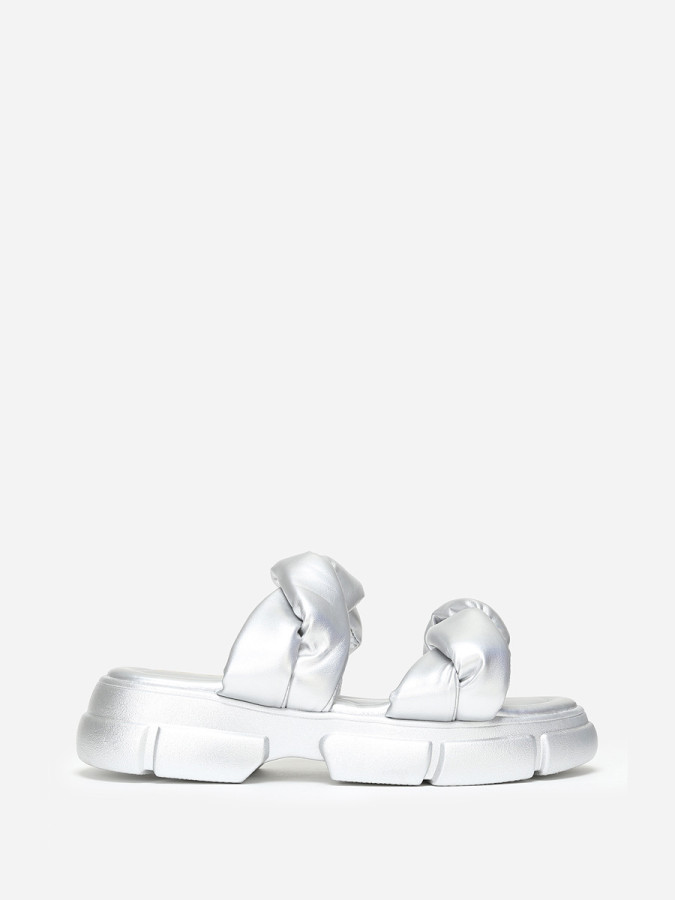 Mules crantées argentées à brides matelassées