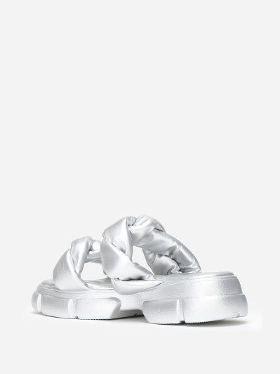 Mules crantées argentées à brides matelassées