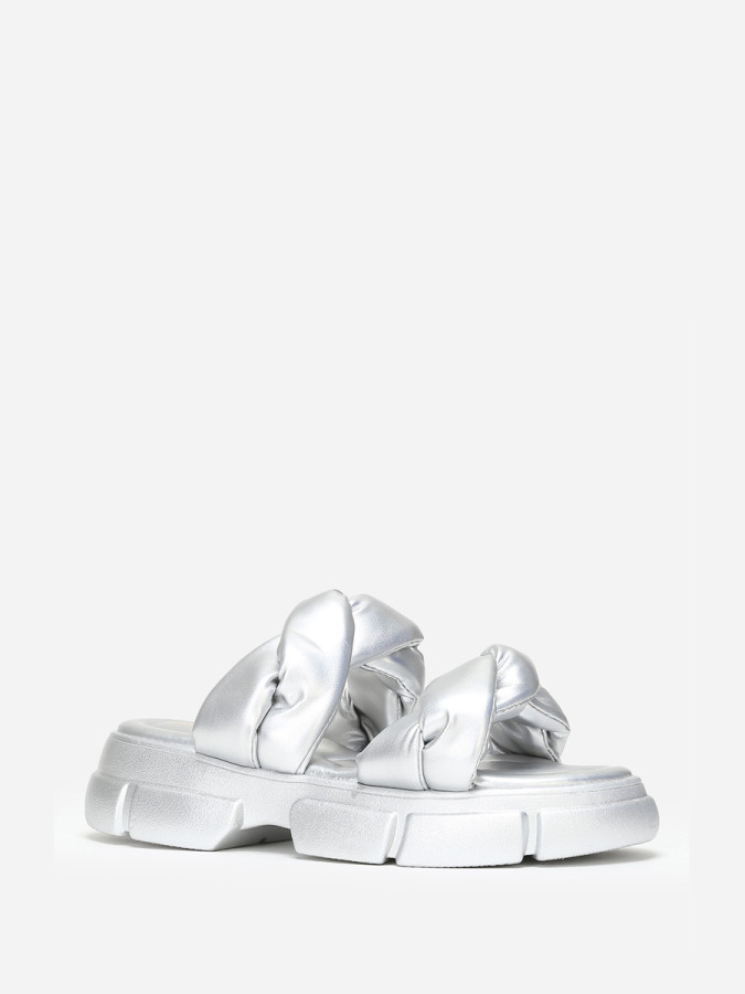 Mules crantées argentées à brides matelassées