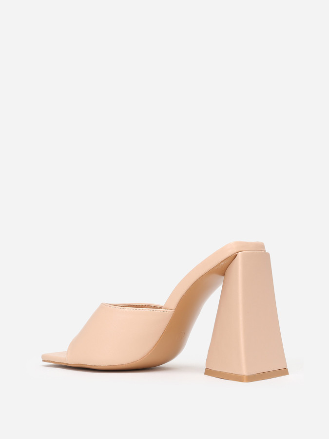 Mules en simili beige à large talon triangle