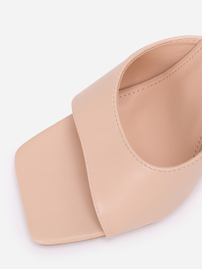 Mules en simili beige à large talon triangle