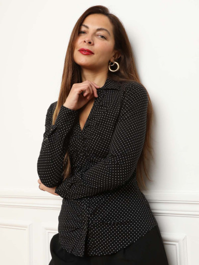 Chemise noire à pois cintrée